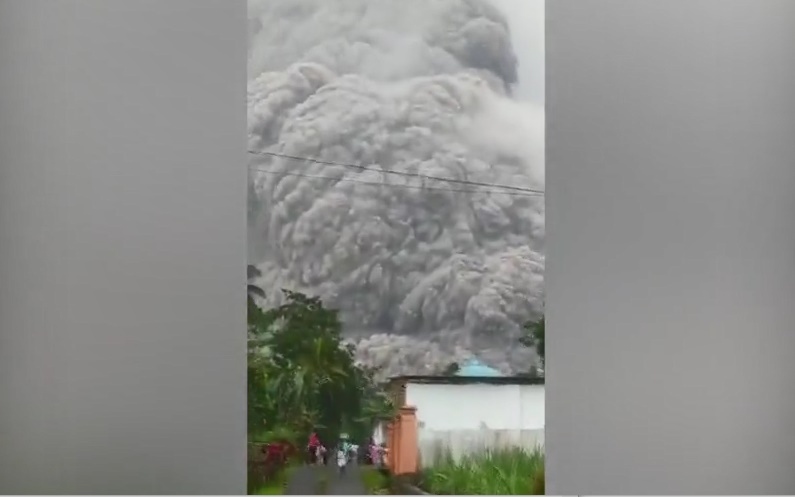 Kinh hoàng cảnh tượng núi lửa Semeru (Indonesia) phun trào, người dân phải tháo chạy